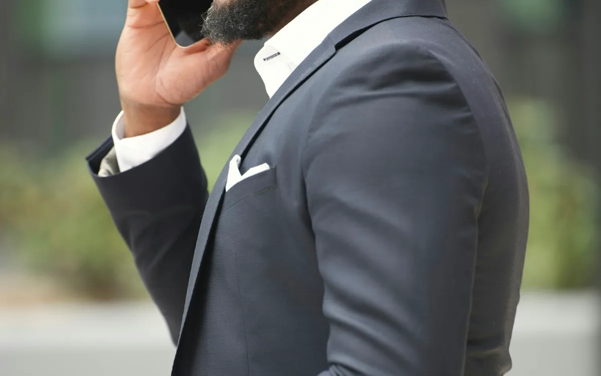 Détail d'un costume ajusté, en contexte professionnel.